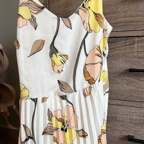 pleated long/ maxifloral dress - Picture 4 of 4